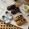 Zapatos de cuero huecos estilo francés, nuevos zapatos de princesa con hebilla versión coreana para niñas primavera y otoño 2026, zapatos de suela blanda para combinar con faldas