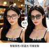 Gafas para Miopía que Cambian de Color, Montura Cuadrada Polygonal Ultraligera Gris Té Mate, Gafas de Alto Rendimiento que Cambian de Color con Filtro Azul para Mujeres con Rostros Redondos