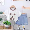 Traje Ocidental de Verão para Meninos Popular na Internet Manga Curta 2025 Novo Verão Infantil Adesivo Cabeça de Urso Manga Curta Traje Moda