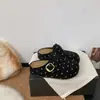 Sapatos femininos de moda Boken versáteis de outono com sola grossa estilo novo 2026 confortáveis retrô com bolinhas biqueira chinelos de meio chinelo com fivela de couro
