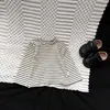 Ropa infantil coreana: conjunto de chaleco de mezclilla de otoño súper lindo para bebés niños, que incluye una versátil camiseta de rayas y pantalones de mezclilla