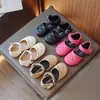 Sandalias de Dedos para Niñas 2023 Verano Nuevo Estilo Estilo Chanel Zapatos de Princesa Zapatos de Pan Hueco para Niña Pequeña Sandalias Semi Zapatos de Rendimiento