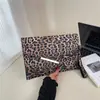 Bolso de mano tipo sobre elegante de alta gama, nuevo en la moda Otoño 2026, estampado de leopardo, versátil, con un diseño único