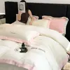 Xiangling Productos Premium Estilo Lujo Ligero Sensación de Alta Gama Bordado de Felpa de Leche Borde Ancho Juego de Cama de Cuatro Piezas Sábana Funda de Edredón Funda de Almohada Ropa de Cama