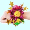As crianças na competição esportiva realizaram danças de flores de mão, exibições de flores de pulso e adereços como sinos e pulseiras. As líderes de torcida do jardim de infância as incentivaram.