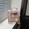 Nova coleção de outono: Mochila estilo universitário retrô 2026 para mulheres, com um design moderno de bolinhas, versátil para o dia a dia e passeios