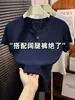 Elegante Camiseta Amarilla de Manga Corta con Botones y Cuello en V para Mujer, Nuevo Modelo Verano 2026, Top Versátil Elegante de Corte Ajustado