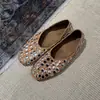 Bailarinas de piel de oveja suave estilo francés de lujo ligero con tachuelas y puntera redonda para mujer, cómodos zapatos bajos de suela blanda para primavera y otoño para ir al trabajo