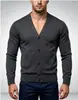 Cardigã de malha masculino com gola V e forro de fleece, novo estilo outono/inverno, cor sólida, abotoamento frontal, suéter casual para usar em camadas