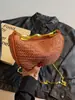Bolso Retro Nuevo Transfronterizo para Mujer, Bandolera de un Solo Hombro con Asa Metálica Ondulada, Gran Capacidad, Bolso Tejido Hueco de Moda