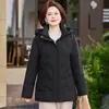 Jaqueta de plumas autêntica de alta qualidade, modelo 2026 novo, para mulheres de meia-idade e idosas, estilo curto, espessa, plus size, casaco de inverno com plumas de ganso, moderno