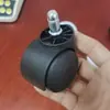 Fabricantes producen rueda giratoria universal negra de nylon de 2 pulgadas clase grande para silla giratoria de escritorio silla de oficina rueda universal
