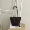 Bolso tote de alta gama transfronterizo nuevo con un diseño elegante, bolso tejido de alta gama de nicho, bolso de mano, bolso de axila, bolso de hombro de moda para el trabajo