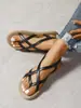 Sapatos baixos outono e verão nova moda sandálias femininas para exterior estilo férias chinelos de tira cruzada preta praia Xia Wei