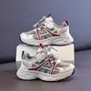 Colección Primavera/Otoño 2026: Tenis de Cuero para Niños y Niñas, con Decoraciones de Dibujos Animados, Suelas Ligeras y un Estilo Moderno "Dad Shoe", Disponibles al por Mayor