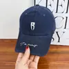 Boné de Baseball com Aba Larga Bordado com Letra Estilo Coreano Ins para Mulheres, Aba Curva Fashion e Única, Efeito Emagrecimento Facial, Unissex