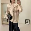 Suéter de Tricô Listrado com Gola Redonda e Detalhe em Cor Contrastante, Estilo College Novo Outono/Inverno 2026 para Mulheres, Pulôver Simples Casual Tendência
