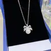 Collar Versátil Exquisito de Acero de Titanio con Perla y Lazo para Mujer, Estilo de Nicho de Lujo Ligero, Cadena para Clavícula Estilo Chica Dulce