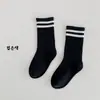 1537 Calcetines infantiles al por mayor, diseño de doble raya, estilo deportivo, longitud hasta la pantorrilla, calcetines de algodón de alta elasticidad, sin costuras, para niños y niñas, estudiantes