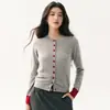 Coleção outono e inverno: Cardigã de malha de cashmere com blocos de cor estilo francês para mulheres, com corte solto, efeito emagrecedor, decote redondo e mangas em blocos de cor.