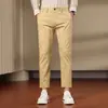 Pantalones casuales de hombre cropped, corte slim, elásticos, con tobillo cónico, nuevos y modernos para el otoño 2026, pantalones versátiles que realzan la altura