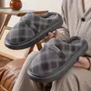 Nuevas zapatillas de algodón para otoño e invierno 2026, zapatillas de algodón para hombre, zapatillas antideslizantes para interior para personas mayores, zapatillas sencillas y elegantes para parejas, zapatillas de algodón para mujer