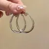 Brincos Argola Lisos Exagerados em Forma de Gota de Prata para Mulheres, Novos Brincos Populares de Rosto Redondo de Luxo Acessível, Brincos Argola Estilo Celebridade da Internet Sexy para Mulheres