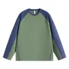 Camiseta masculina de manga longa raglan com blocos de cores outonais, projetada para ser solta e casual, versátil para sobreposição, adequada para casais, homens e mulheres