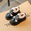 Sapatos de Couro para Meninas Sapatos de Algodão Espessados com Forro de Lã Infantil Novos de Inverno 2025 Mocassins para Bebê Sapatos de Inverno Quentes para Meninas