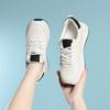 Una generación de zapatos blancos pequeños de suela gruesa de cuero suave para mujer, nuevos zapatos de viaje blancos de suela gruesa deportivos casuales y livianos de primavera y otoño.