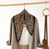 Nuevo Pañuelo de Seda Plisado Transfronterizo para Mujer con Estampado de Leopardo Turbante Estampado Cachemira Pañuelo de Satén Pañuelo Pañuelo Cuadrado de 70cm