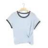 Tricô de Seda Gelada Manga Curta Gola Redonda Cor Contrastante para Mulheres 2026 Novo Estilo de Verão Camiseta Curta com Botões Ajuste na Cintura Top Emagrecedor