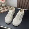 Zapatos blancos de malla con plataforma, slip-on, para mujer, estilo de verano fino, novedad 2026, transpirables, casuales, versátiles, zapatillas de lona para perezosos