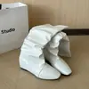 Botas de camurça soltas estilo cavaleiro, estilo europeu e americano, modernas, botas para a perna que não apertam para mulheres no outono e inverno, botas altas de perna larga, enrugadas