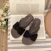 Pin de lazo simple moderno de nicho versátil 2026 vacaciones ordenado compras no fácil de tres dimensiones geniales pantuflas mujer hogar