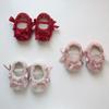 Sapatos para Bebês e Crianças Pequenas 2026 Sapatos de Bebê de Pelúcia Imitando Lã de Cordeiro com Laço de Fita e Sola Macia Sapatos de Bebê