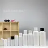 Botella de plástico blanca con tapa abatible para cosméticos pe