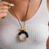 Collar con colgante geométrico redondo de cordón de cuero vintage europeo y americano, madera de resina, cuerda de cáñamo, accesorio de nicho de estilo étnico transfronterizo para mujer