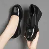 Zapatos de una sola pieza de cuero negro suave de mamá para mujer 2026 Otoño Nuevo Estilo Suela Gruesa Cómodos Antideslizantes Tacón de Cuña Zapatos de Trabajo para Viajar Zapatos de Mujer