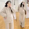 Roupa de maternidade outono e inverno conjunto de malha grossa com zíper parcial e capuz borda contrastante calça de perna larga conjunto de duas peças peça externa que cobre a barriga