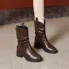 Botas retro de cuero suave para mujer con 8 cm de aumento de altura interior, botas plisadas apiladas, nuevo modelo 2026, tacón grueso, botas estilo Martin con corte en V adelgazante, botas de moda