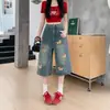 Verano 2026 Nuevo Diseño Estilo Coreano Sentido del Diseño Bordado de Cachorro Cuidadosamente Seleccionados Lavados de Cintura Alta Pierna Ancha Jeans Cortos Mujer