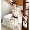 Vestido Feminino Moda Nova Primavera/Verão 2026 Estilo Retrô Francês com Decote V, Bolinhas, Alças, Sem Mangas, com Cinto e Saia Curta