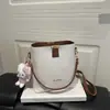 2026 Verano Nueva Moda Alta Gama Textura Gran Capacidad Elegante Simple Versátil Bolso de Hombro Cruzado Bolso Cubo