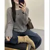 Blusa de crochê macia e confortável para mulheres, com um estilo solto e relaxado, perfeita para primavera e outono, em uma cor sólida suave e com decote redondo.