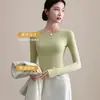 Camiseta básica feminina gola redonda, nova coleção primavera/outono 2026, corte justo, que valoriza a silhueta, com design de ombro regular e mangas compridas, adequada para usar como camada externa