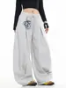 Pantalones Deportivos Casuales Oreeta de Estilo Americano Minimalista con Dobladillo Curvo para Hombres y Mujeres con Colgante de Felpa de Dibujos Animados, Pierna Ancha Holgada