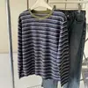 Camiseta de manga larga a rayas, con textura, bloques de color y corte holgado para mujer, nuevo estilo de otoño, casual y versátil, top de cuello redondo, moderno