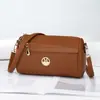 Atacado de fábrica bolsas femininas bolsas quadradas pequenas bolsas de ombro único transversal bolsas para mulheres de meia-idade listradas em relevo moda versátil verão novo estilo