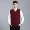 Colete suéter de lã masculino gola V cor sólida outono e inverno suéter masculino sem mangas colete suéter 680#